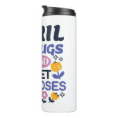 エイプリルハグとウェットノーズ – かわいい犬と猫のアート タンブラー (回転右)