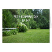 エイプリルフールの日の花と木の芝生のシーン (正面横)