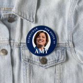 エイミークロブチャーポートレートインブルーとホワイト 缶バッジ (インサイチュ)