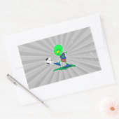 エイリアンおもしろい選手がボールを蹴る 長方形シール (封筒)