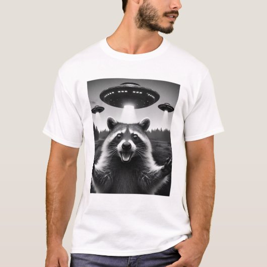 エイリアンおもしろいRacoon UFO Racoon Selfie with UFOs Tシャツ (正面)