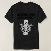 エイリアンがスケルトンをおもしろい累積 Tシャツ (デザイン正面)