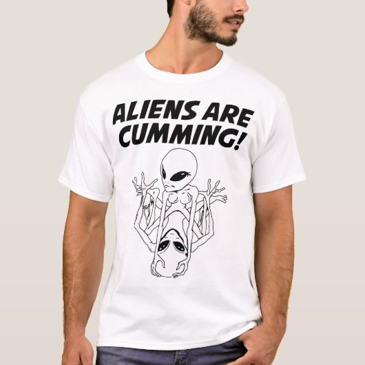 エイリアンがスケルトンをおもしろい累積 Tシャツ (正面)