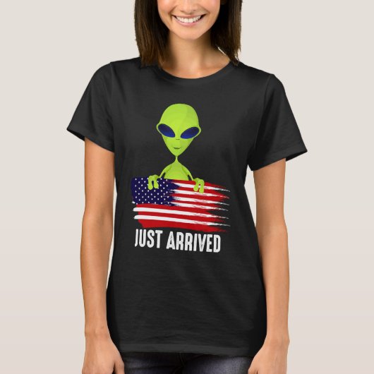 エイリアンが到着したエイリアンのエイリアン Tシャツ (正面)