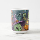 エイリアンが地球でハロウィンを祝う – 宇宙のコスチューム コーヒーマグカップ (中央)