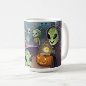 エイリアンが地球でハロウィンを祝う – 宇宙のコスチューム コーヒーマグカップ (正面右)