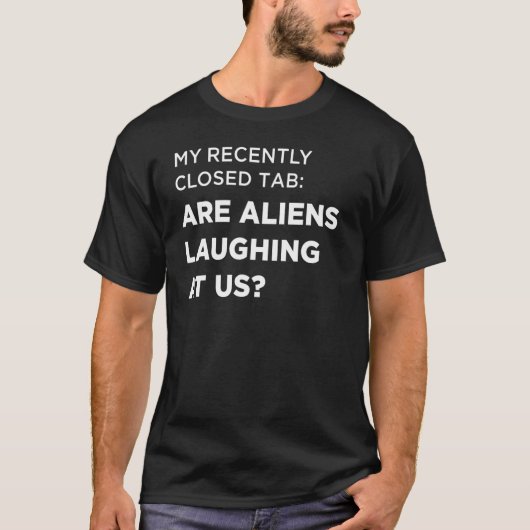 エイリアンが私たちを笑っている Tシャツ (正面)