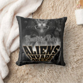 エイリアンが4ビール銀河系攻撃に侵入 クッション (ブランケット)