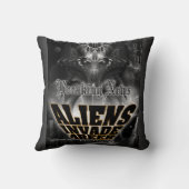 エイリアンが4ビール銀河系攻撃に侵入 クッション (裏面)
