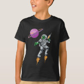 エイリアンでレーザー銃を装備した宇宙飛行士のスーツを着子供へる Tシャツ (正面)