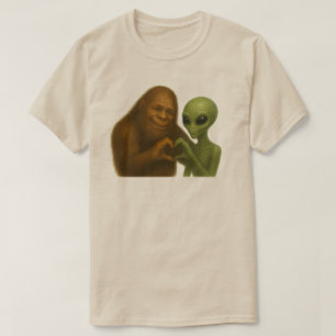 エイリアンとビッグフットが恋に落ちた! クリプティドラマ恋愛カップル Tシャツ