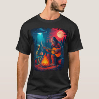 エイリアンとビッグフットのキャンプファイヤームーンUFOアドベンチャー Tシャツ