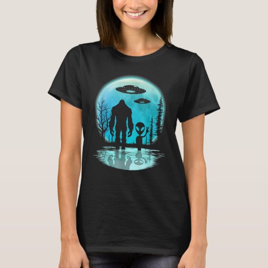 エイリアンとビッグフートムーン Tシャツ (正面)