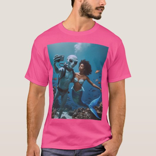 エイリアンと人魚の自撮り Tシャツ (正面)