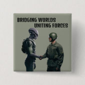 エイリアンと兵士 缶バッジ (正面)