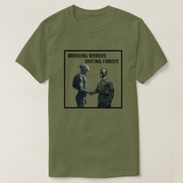 エイリアンと兵士 Tシャツ