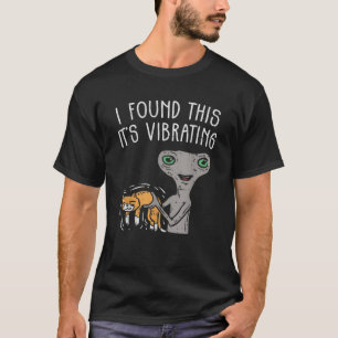 エイリアンと猫のTシャツ 宇宙人とネコの面白いデザイン Tシャツ