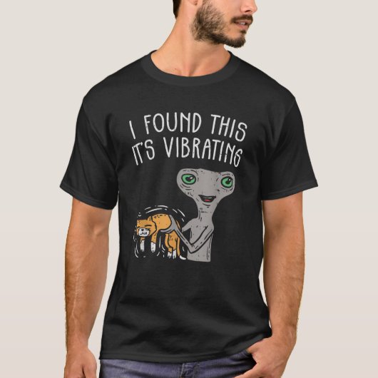 エイリアンと猫のTシャツ 宇宙人とネコの面白いデザイン Tシャツ (正面)