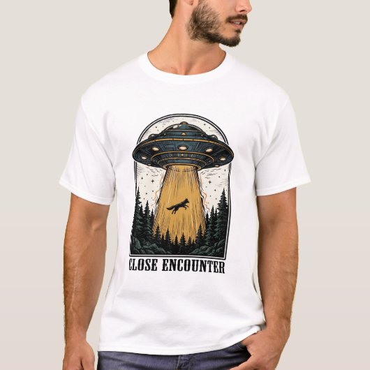 エイリアンの森の誘拐 ビンテージUFOの彫刻 Tシャツ (正面)