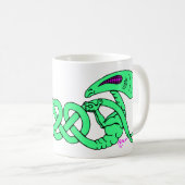 エイリアンの組み込み(エイリアンとケルト結び目模様) コーヒーマグカップ (正面右)