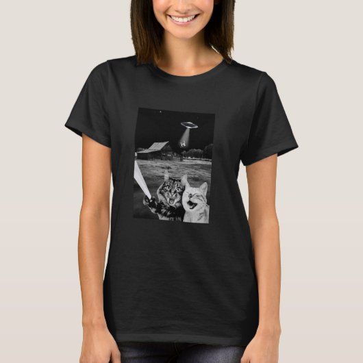 エイリアンの誘拐セルフィー - 楽しい猫とUFO Tシャツ (正面)
