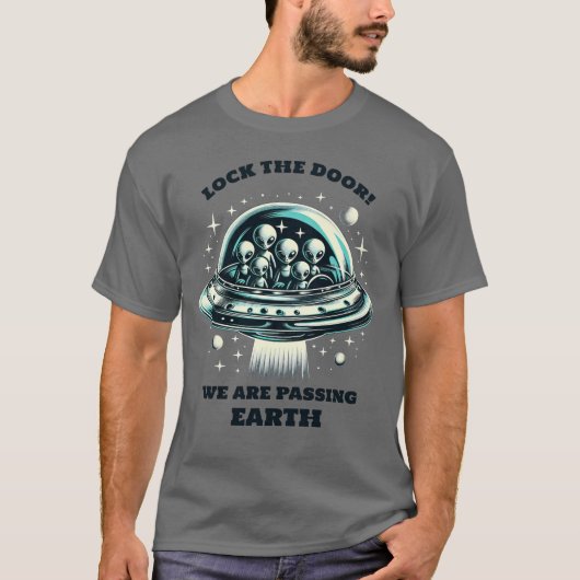 エイリアンは地球を避けるドアの宇宙船ライトをロック Tシャツ (正面)