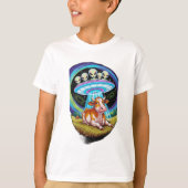 エイリアンは牛を誘拐するが、牛は幸せかrに見える tシャツ (正面)
