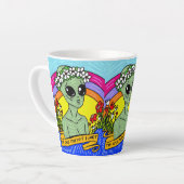 エイリアンは飛ぶ カフェラテマグ (左アングル)