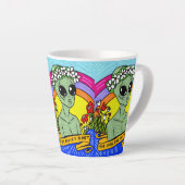 エイリアンは飛ぶ カフェラテマグ (右アングル)