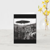 エイリアンを眺める人々と一緒にセルフィーを撮る猫 面白い猫 カード (黄色い花)