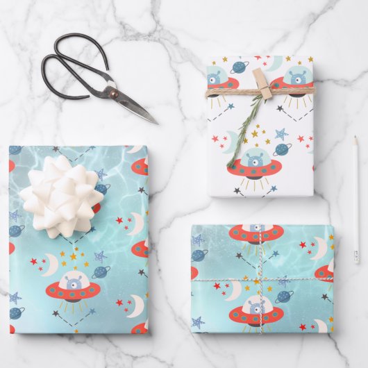 エイリアンイン宇宙船パターンボーイ誕生日ホワイトティール(緑がかった色) ラッピングペーパーシート (正面)