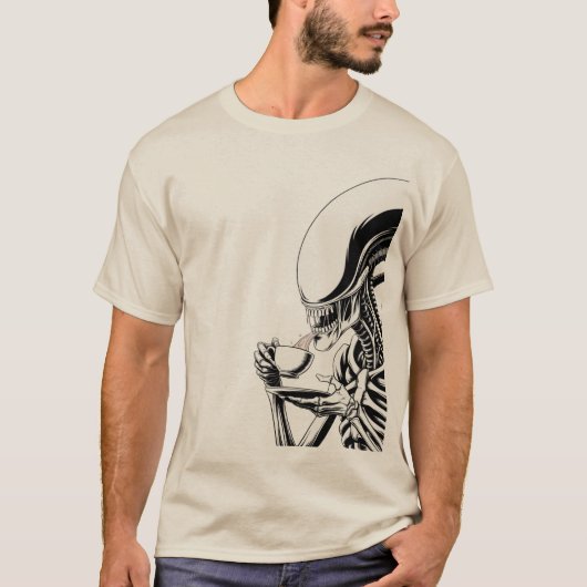 エイリアンコーヒー - 面白いSFホラー パロディ Tシャツ (正面)