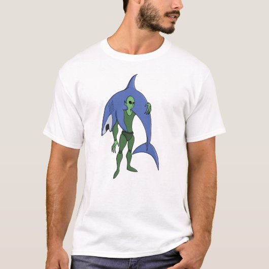 エイリアンダイバーとサメのユーモラスなSF Tシャツ (正面)