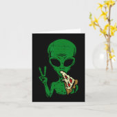 エイリアンピザを食べる平和な楽しみの宇宙エリア51ハロウィン カード (黄色い花)