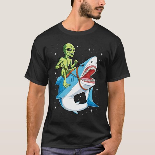 エイリアンライディングシャークTシャツUFO女性男性男少年 Tシャツ (正面)