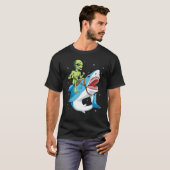 エイリアンライディングシャークTシャツUFO女性男性男少年 Tシャツ (正面フル)