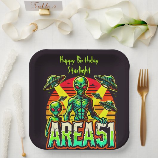 エイリアン姿がEmerge Near Area 51 ペーパープレート (ウェディング)