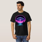 エイリアン宇宙船レトロ未来的 Tシャツ (正面フル)