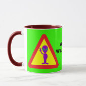 エイリアン警告の マグカップ (左)