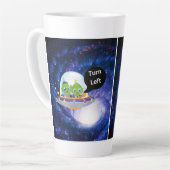 エイリアン飛んでいる宇宙船ufoディスクブラックワーム孔 カフェラテマグ (左アングル)