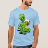 エイリアン飲むビール宇宙UFOの宇宙パーティー Tシャツ (正面)