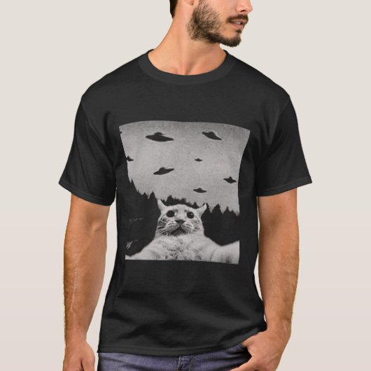 エイリアンUFOおもしろい猫 Tシャツ (正面)