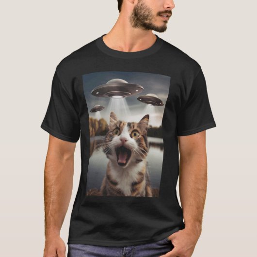 エイリアンUFOとセルフィーを撮る猫 男性への面白い猫のプレゼント Tシャツ (正面)