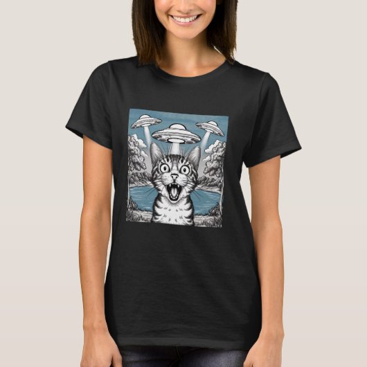 エイリアンUFOとセルフィーを撮る猫 男性向けの面白い猫のギフト Tシャツ (正面)