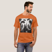 エイリアンUFOとリス包囲 ファンキーな男性へのギフト Tシャツ (正面フル)