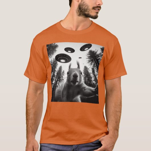 エイリアンUFOとリス包囲 ファンキーな男性へのギフト Tシャツ (正面)