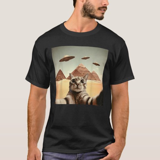 エイリアンUFOと写る猫の自撮り 男性向けの楽しい猫のギフト Tシャツ (正面)