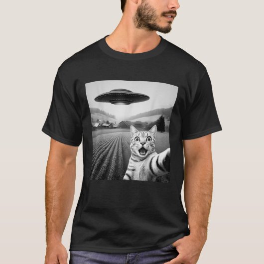 エイリアンUFOと写る猫の自撮り 男性向けの楽しい猫グッズ Tシャツ (正面)