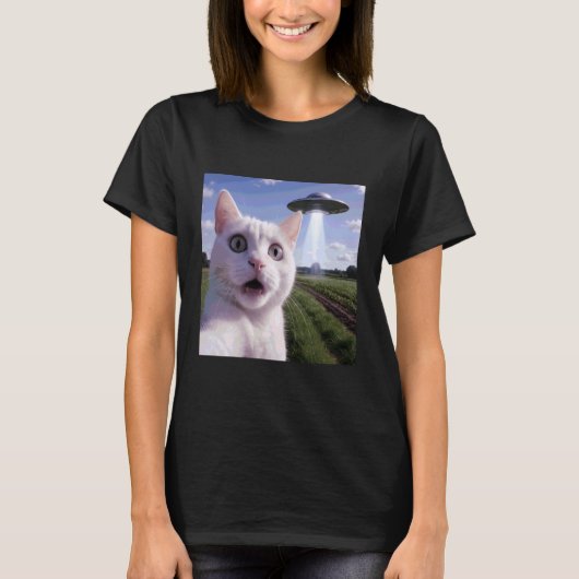 エイリアンUFOと写る猫の自撮り Tシャツ (正面)
