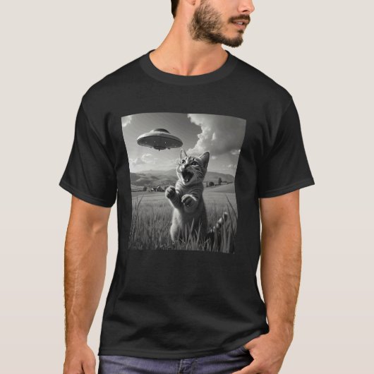 エイリアンUFOと写メするおもしろ猫 Tシャツ (正面)